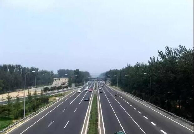 间断性才淄门的操作，能让我们在行驶时省油吗？